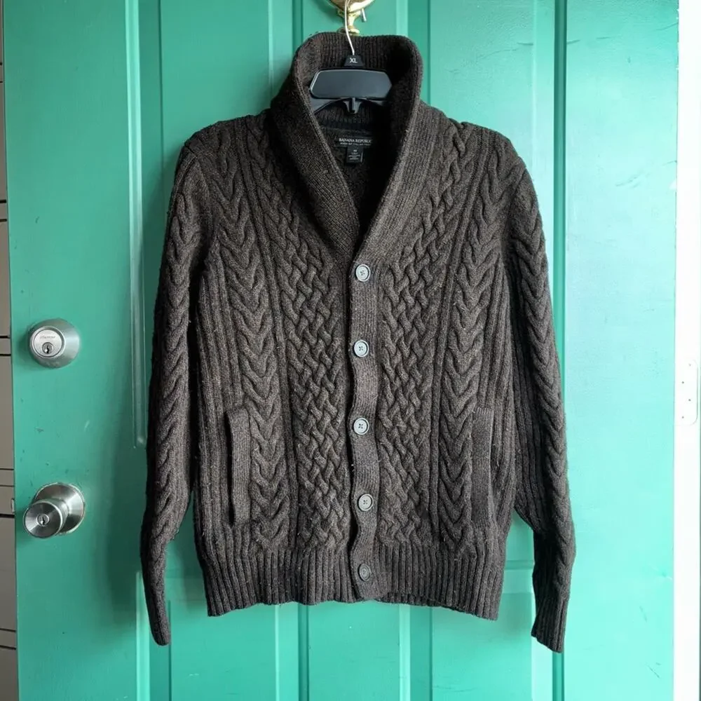 Banana Republic men’s medium Cable Knit Cardigan *needs fabric shaver*